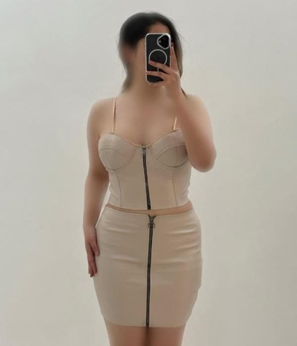 ست کراپ و دامن چرم جلوزیپ